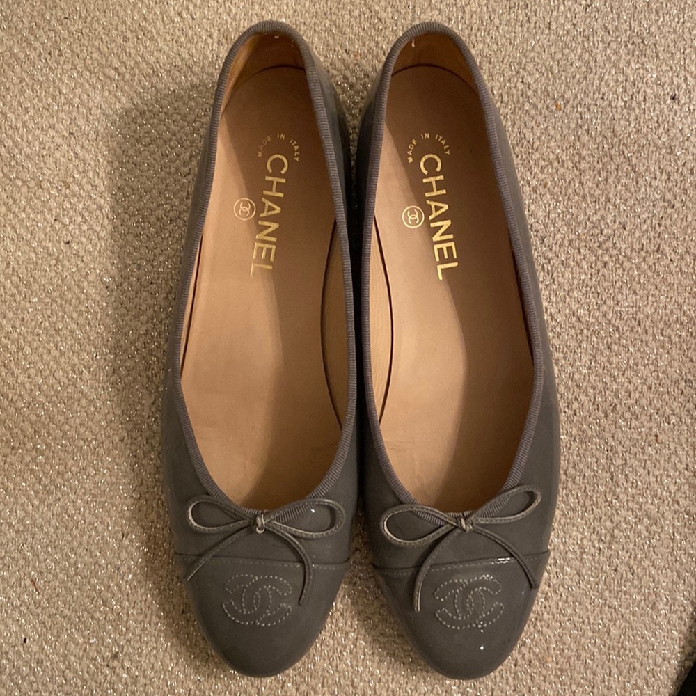 Classic Chanel patten leather ballerina flats. Gray.
